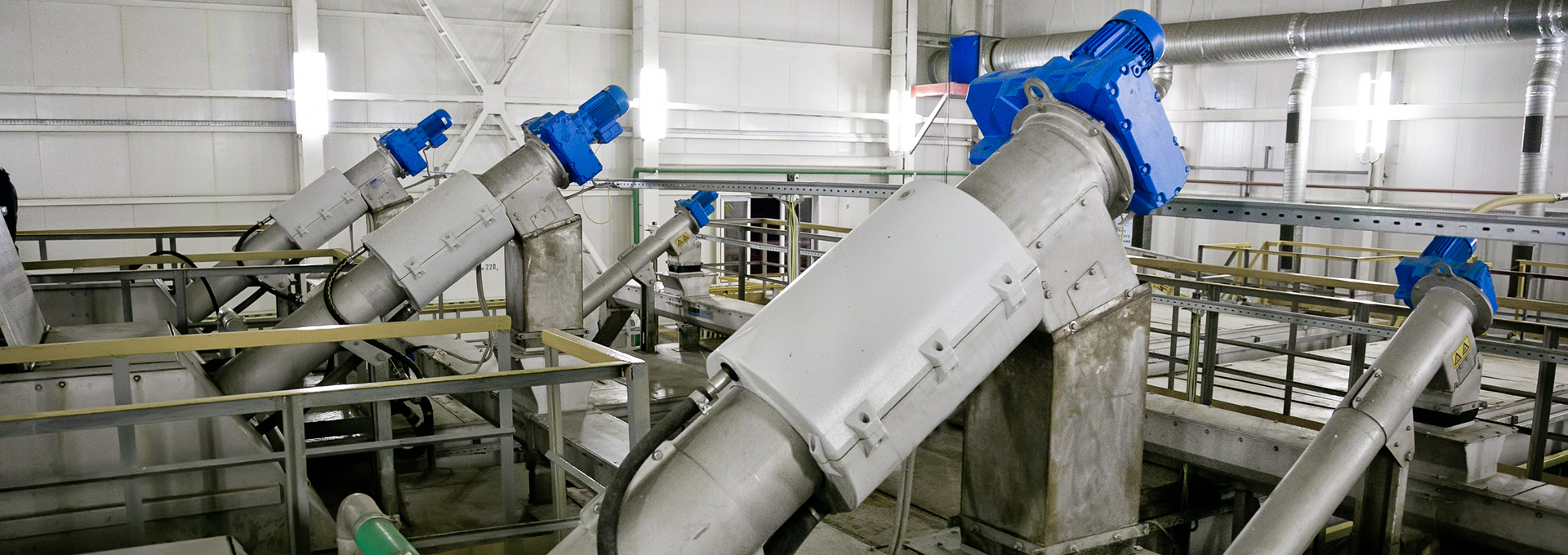Centrifugal system automated for the treatment of oily water